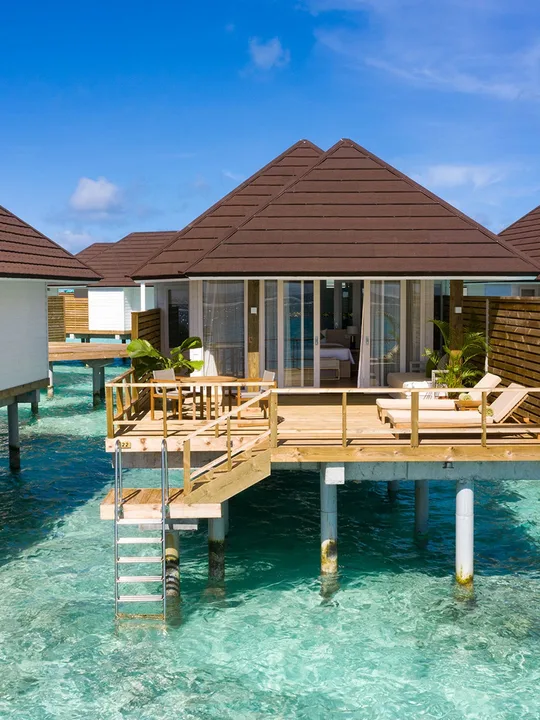 Vila nad průzračnou lagunou v resortu Olhuveli