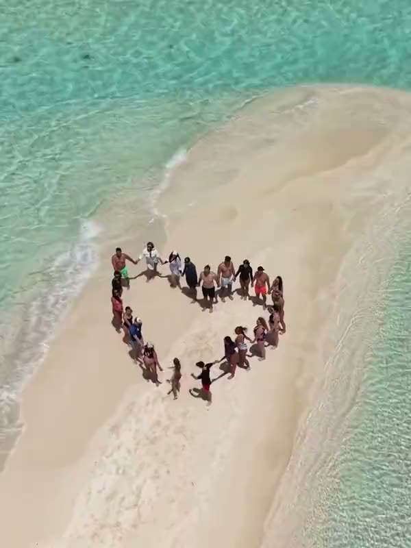 Skupina 3 tvoří srdce na sandbanku, záběr z dronu